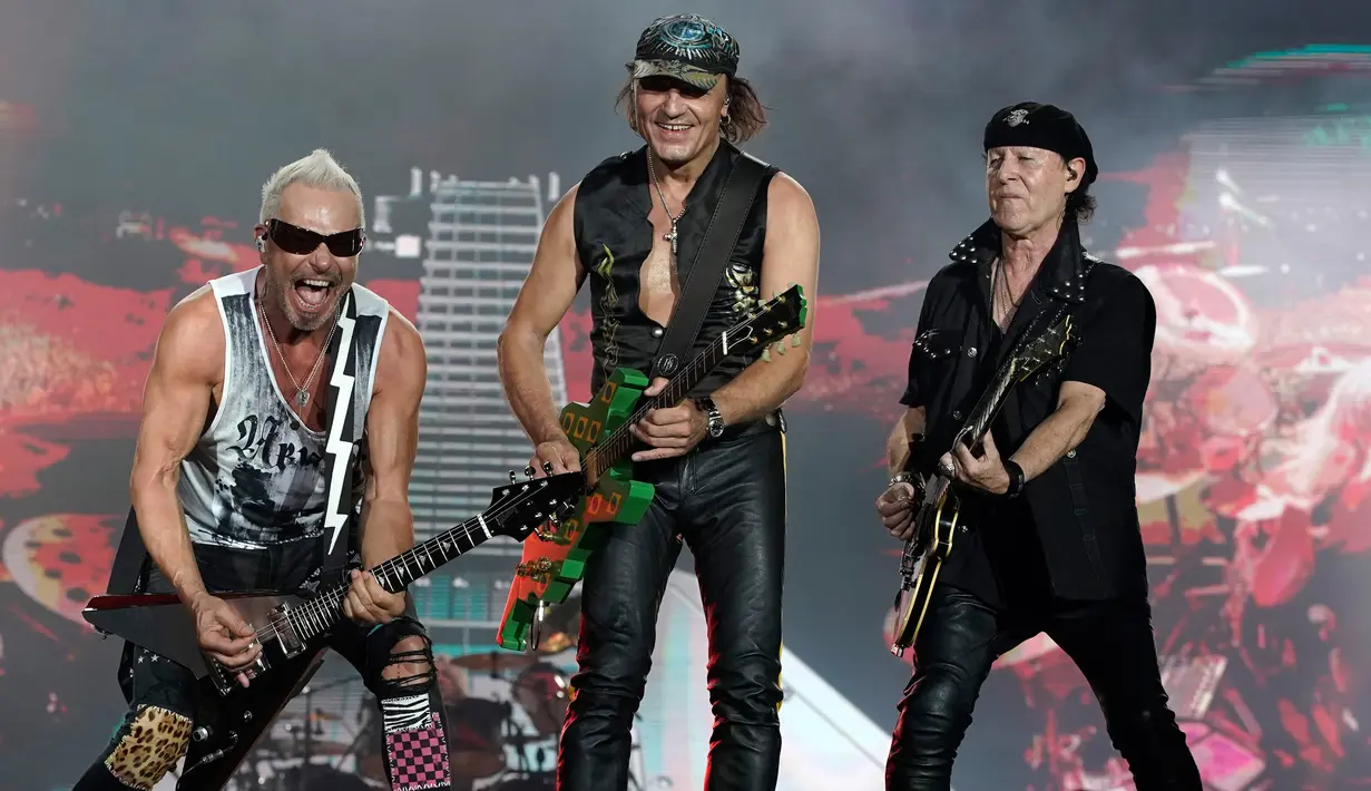 Personel grup band Scorpions, Rudolf Schenker (kiri), Matthias Jabs (tengah), dan Klaus Meine (kanan) tampil dalam festival musik Rock in Rio, Rio de Janeiro, Brasil, Sabtu (5/10/2019). Scorpions membawakan sejumlah lagu hits di antaranya Send Me An Angel dan Wind of Change. (AP Photo/Leo Correa)