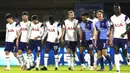 Para pemain Tottenham Hotspur bereaksi setelah pemain Tanguy Ndombele (keempat kiri) mencetak gol ke gawang Wycombe Wanderers pada pertandingan putaran keempat Piala FA di Stadion Adams Park, High Wycombe, Inggris, Senin (25/1/2021). Tottenham Hotspur menang 4-1. (AP Photo/Frank Augstein)