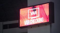 Tayangan layar 'Pemeriksaan VAR' saat pertandingan leg kedua semifinal championship series BRI Liga 1 2023/2024 antara Boreno FC melawan Madura United di Stadion Batakan, Balikpapan, Kalimantan, Minggu (19/05/2024). (Bola.com/Bagaskara Lazuardi)