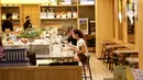 Pengunjung menyantap makanan di restoran yang berada di Mal Central Park, Jakarta, Jumat (20/8/2021). Restoran dalam pusat perbelanjaan kini bisa makan di tempat dengan syarat kapasitas maksimal 25 persen, satu meja maksimal dua orang, dan waktu makan maksimal 30 menit. (Liputan6.com/Angga Yuniar)