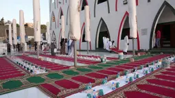 Suasana Ramadan di Dakar, Senegal, sangat kental dengan kegiatan komunitas muslim, seperti salat berjamaah, pembacaan Al-Quran, hingga berbuka puasa bersama di masjid yang tersebar di berbagai sudut kota. Tampak dalam foto, umat Muslim bersiap untuk iftar, yaitu berbuka puasa selama bulan suci Ramadan di Dakar, Senegal, Kamis, 5 Maret 2026. (AP Photo/Misper Apawu)
