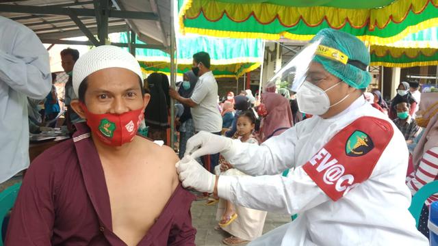 Vaksinasi Covid-19 di Sumenep. (Dian Kurniawan/liputan6.com)