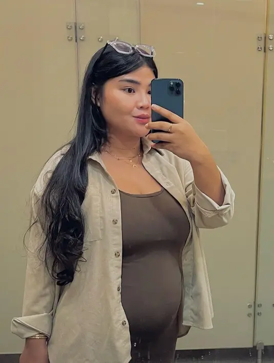 Bahkan, unggahan terbaru Meldi saat pamer baby bump ini banjir oleh komentar netizen yang menebak usia kehamilannya. Meski begitu, tak sedikit yang mengungkapkan jika perut Meldi yang telah membesar di kehamilan awal merupakan hal yang wajar bagi wanita yang memang memiliki tubuh berisi.(Liputan6.com/IG/@rosameldianti29)