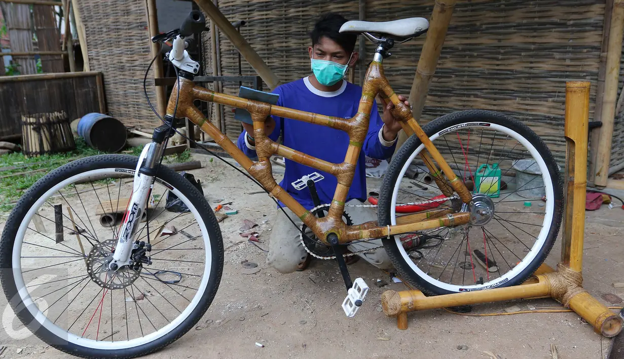 Pekerja tengah membuat sepeda dari bahan baku bambu di Akademi Bambu Nusantara (ABN) di BSD, Tangerang Selatan, Selasa (06/9). (Liputan6.com/Angga Yuniar)