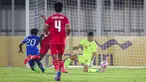 Kiper Timnas Indonesia, Ikram Al Giffari menghalau tendangan pemain Maladewa, Muzdhan Hassan (kiri) pada laga Grup F Kualifikasi Piala Asia U-20 2024 di Stadion Madya, Senayan, Jakarta, Rabu (25/09/2024). (Bola.com/Bagaskara Lazuardi)