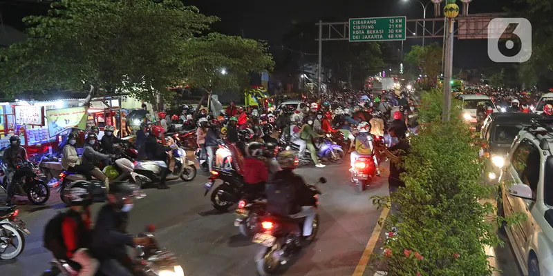 Pemudik Bermotor Padati Pos Penyekatan