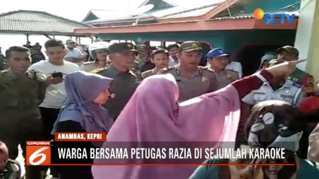 Ratusan warga yang didominasi ibu-ibu di Riau, ikuti petugas Satpol PP merazia sejumlah tempat karaoke yang diduga menjalankan prostitusi terselubung.