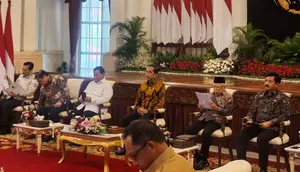 Menteri Pertahanan sekaligus Presiden Terpilih RI, Prabowo Subianto duduk di sebelah  Presiden Joko Widodo atau Jokowi saat memimpin sidang kabinet paripurna di Istana Negara Jakarta, Senin (24/6/2024). (Foto: Liputan6.com/Lizsa Egeham).