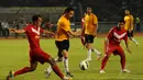 Dua pemain Legenda Indonesia mencoba menahan laju serangan tim World Football Legends yang dibangun mantan pesepakbola Portugal, Nuno Gomes saat berlaga di Stadion GBK Jakarta, (7/6/2014). (Liputan6.com/Helmi Fithriansyah)