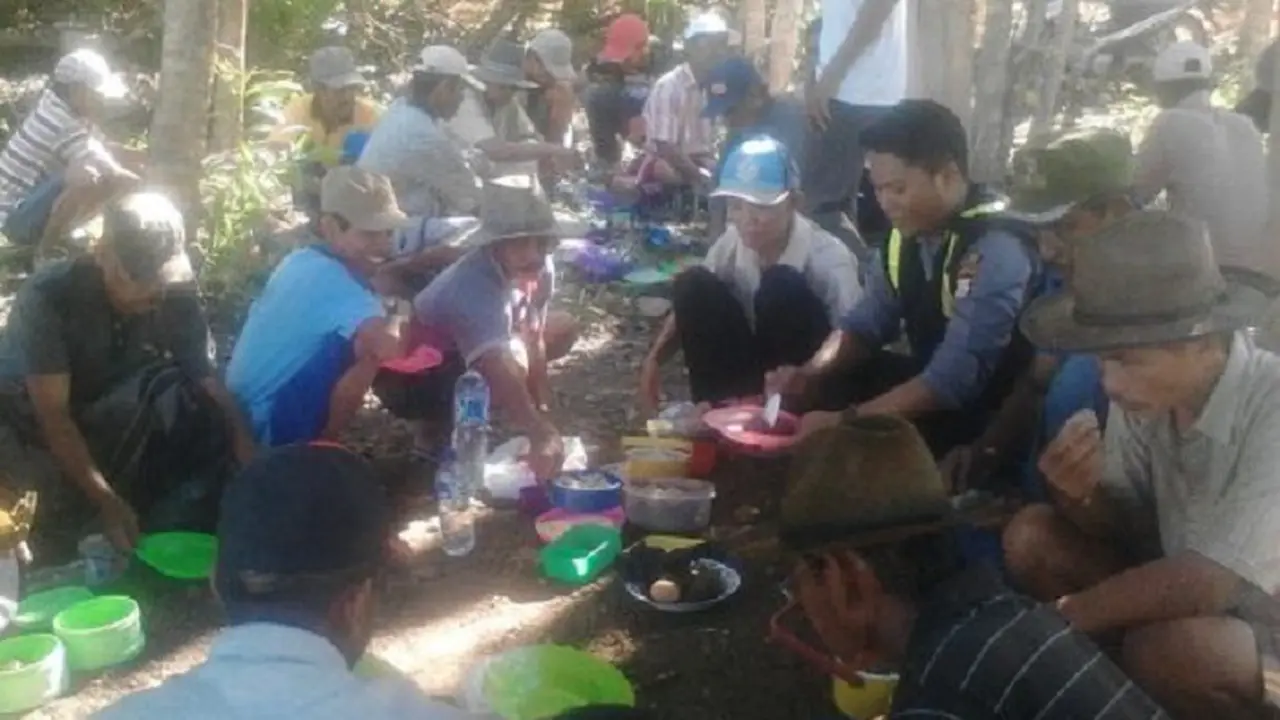 Berantas Hama Babi, Warga Wajo Ajak Polisi Makan Bersama