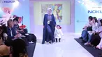 Seorang ibu bersama anaknya berjalan di atas catwalk dalam fashion show Fabalous Mom and Kids 2018 di Fimela Fuchsia Market 2018 di Kota Kasablanka, Jakarta (27/5). (Liputan6.com/Faizal Fanani)