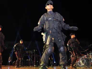 Para prajurit TNI melakukan aksi dalam acara Penghargaan Inovasi Panglima TNI 2014 di Mabes TNI Cilangkap, Jakarta Timur, Minggu (12/10/2014) (Liputan6.com/Miftahul Hayat)