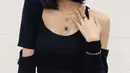 Tampil dengan outfit serba hitam, Lisa Blackpink sering menambahkan beberapa aksesoris tambahan seperti gelang, kalung bahkan cincin. Tak hanya itu saja, tatanan rambut dari wanita asal Thailand ini juga sering mencuri perhatian. (Liputan6.com/IG/@lalalalisa_m)