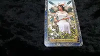 Tarot Hari Ini menampilkan kartu Queen of Swords, simbol sosok wanita cerdas.