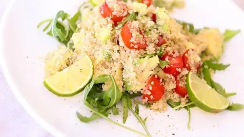 Manfaat Quinoa, termasuk salad dan mangkuk quinoa, dengan teks yang menjelaskan manfaat quinoa sebagai sumber protein lengkap dan serat tinggi untuk kesehatan pencernaan