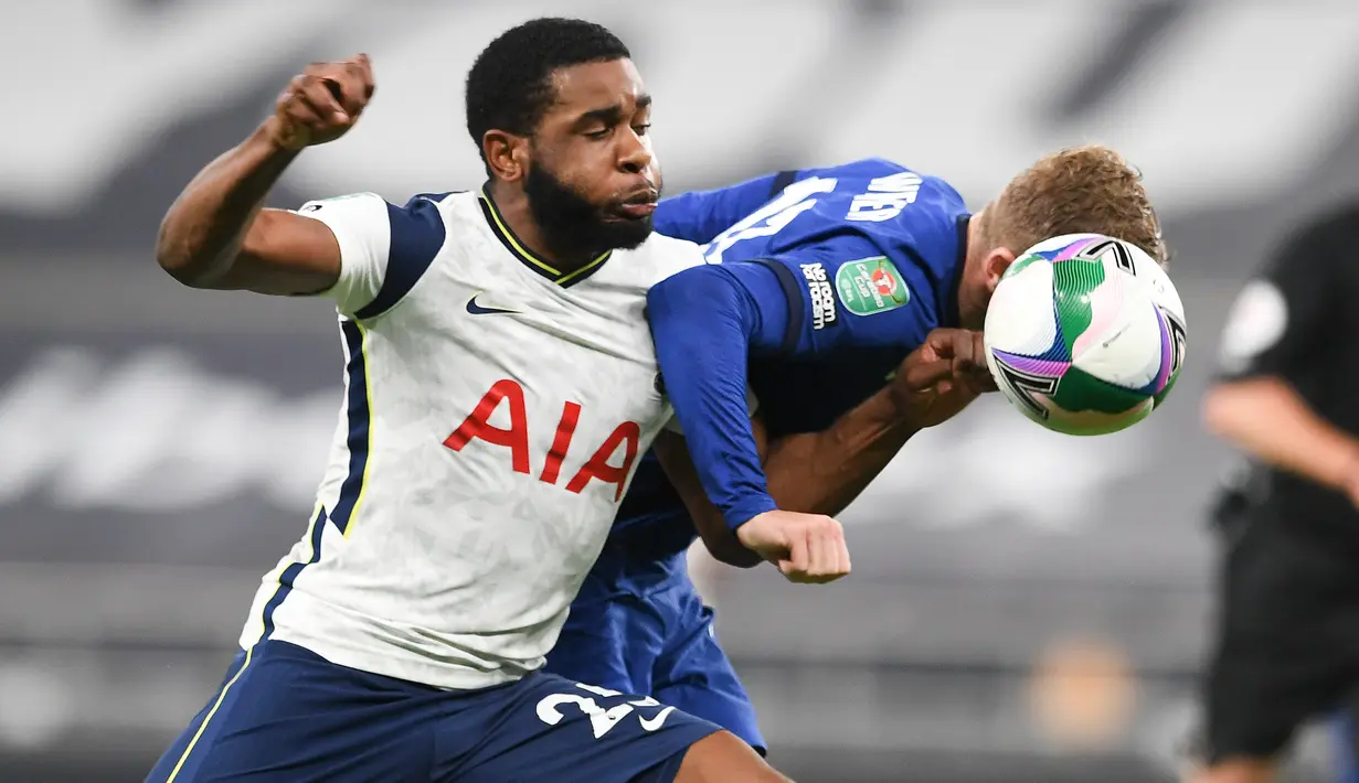 Bek Tottenham Hotspur, Japhet Tanganga berebut bola dengan penyerang Chelsea, Timo Werner pada pertandingan babak keempat Piala Liga Inggris di Stadion Tottenham Hotspur, London, Selasa (29/9/2020). Tottenham menang adu penalti atas Chelsea 5-4. (Neil Hall/Pool via AP)