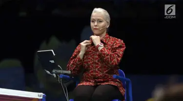 Wasit asal Estonia, Iris Metspalu bersiap memimpin laga semifinal Indonesia Open 2017 di JCC Plenary Hall, Jakarta, Sabtu (17/6). Di semifinal Indonesia Open 2017, para wasit mengenakan kemeja batik lengan panjang. (Liputan6.com/Helmi Fithriansyah)