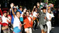 Sejumlah muda-mudi sedang melakukan flashmob Indonesia Menari di car free day Solo, Minggu (21/10).(Liputan6.com/Fajar Abrori)