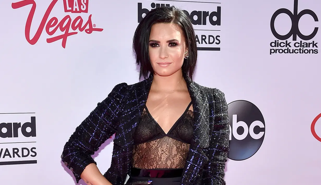 Penyanyi Demi Lovato berpose saat menghadiri acara Billboard Music Awards 2016 di Las Vegas, Nevada, (22/5). Demi Lovato tampil cantik dengan busana seksi yang menerawang . (David Becker / Getty Images / AFP)