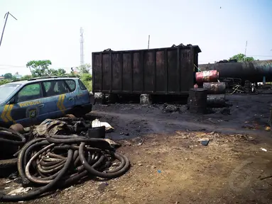 Petugas dari Dit Reskrimsus Polda Metro Jaya menggerebek pabrik oli palsu di kawasan Marunda, Jakarta, Selasa (19/8/14). (Liputan6.com/Faizal Fanani)