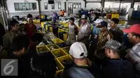 Pembeli melihat ikan di di pelelangan ikan Muara Angke, Jakarta, Kamis (24/3). KKP Targetkan Pemanfaatan Hasil Laut Capai Rp1.000 Triliun. (Liputan6.com/Faizal Fanani)