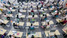 Sejumlah guru berlisensi menjawab panggilan telepon di Tele-Aral Center, Manila (6/10/2020). Tele-Aral Center adalah program saluran telepon khusus (hotline) nasional Filipina untuk membantu siswa mengikuti belajar kelas daring saat beradaptasi dengan pandemi COVID-19. (Xinhua/Rouelle Umali)