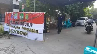 Satgas Penanganan Covid-19 Medansatria, Kota Bekasi melakukan lockdown lokal di kelurahan pejuang setelah 34 warganya terkonfirmasi positif. (Liputan6.com/Bam Sinulingga)