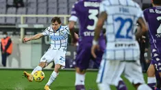 Inter sukses membuka keunggulan pada menit ke-31 lewat tembakan keras Nicolo Barella dari luar kotak penalti yang menghujam gawang tim tuan rumah tanpa bisa diantisipasi Dragowski. (Foto: AFP/Alberto Pizzoli)