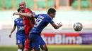 <p>Pemain Persija Jakarta, Michael Krmencik (kiri) berebut bola dengan pemain PSIS Semarang, Delfin Rumbino pada laga lanjutan BRI Liga 1 2022/2023 di Stadion Wibawa Mukti, Cikarang, Kamis (16/03/2023). (Bola.com/Bagaskara Lazuardi)</p>