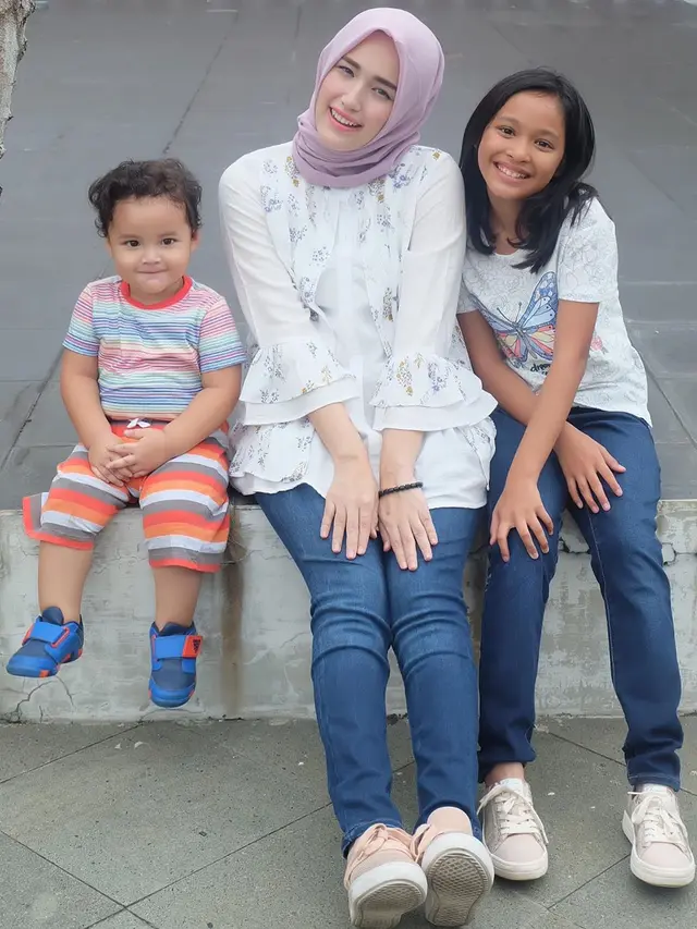 6 Momen Kedekatan Adelia Pasha dan Shakiena Putri Sambungnya, Curi Perhatian