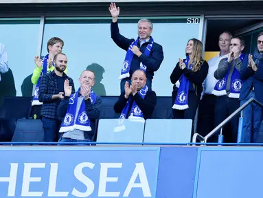 Imbas perang antara Rusia vs Ukraina, bos besar The Blues, Roman Abramovich, secara mengejutkan menyatakan mundur dari kepemimpinannya di klub sepak bola Inggris, Chelsea. Berikut deretan trofi bergengsi yang telah diraih klub di bawah pria asal Rusia tersebut.
