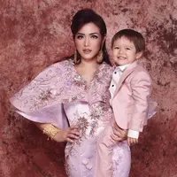 Bagi semua orangtua di dunia ini, anak adalah segalanya. Hal itu juga yang dilakukan oleh Jessica Iskandar pada anaknya, El Barack Alexander. (Foto: instagram.com/inijedar)
