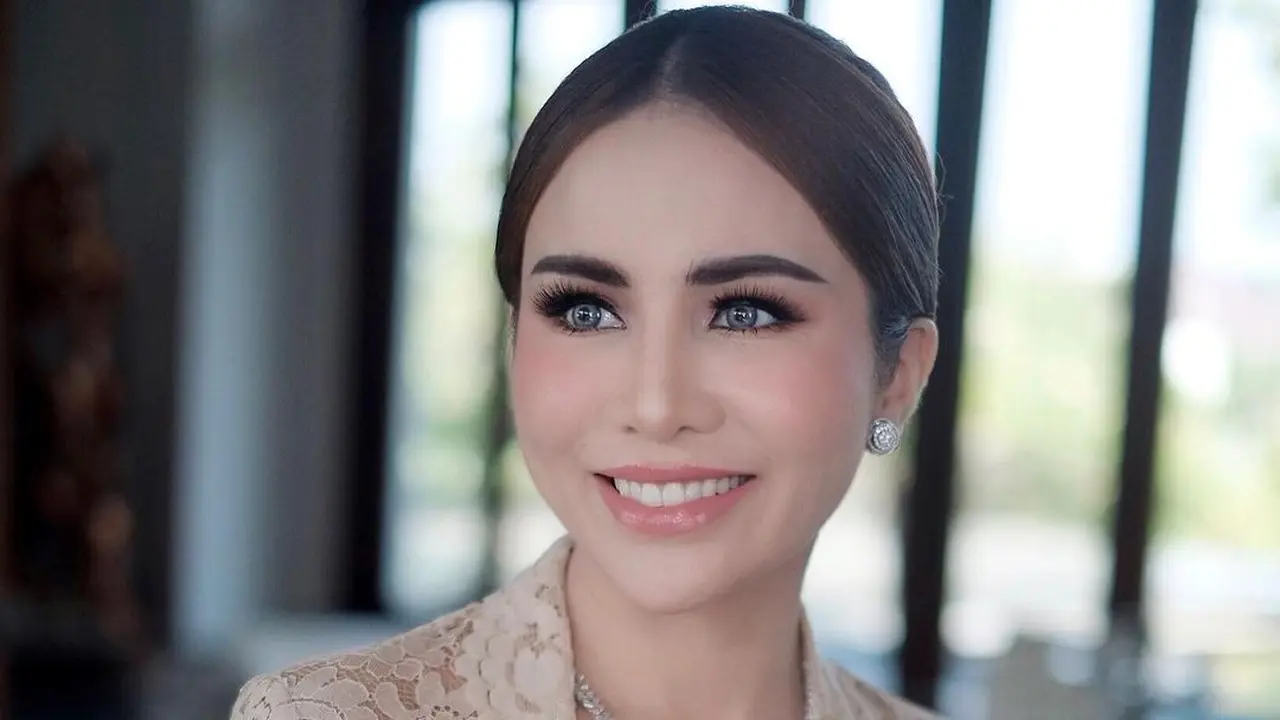 6 Potret Momo Geisha Berkebaya Hadiri Tedak Siten Keluarga Suami, Makin Memesona di Usia 37 Tahun