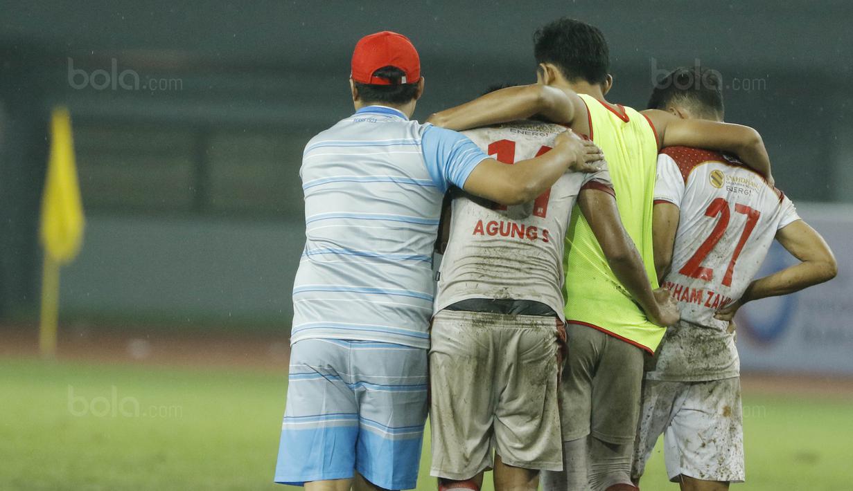 Para pemain Persis Solo tampak sedih usai takluk dari Kalteng Putra FC pada laga Liga 2 di Stadion Patriot, Bekasi, Senin (13/11/2017). Persis Solo kalah 0-1 dari Kalteng Putra FC. (Bola.com/M Iqbal Ichsan)