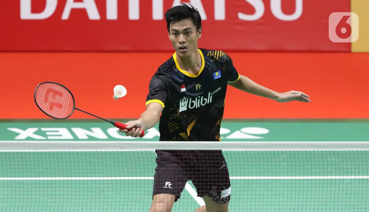 Pebulutangkis Indonesia, Shesar Hiren Rhustavito saat melawan Kidambi Srikanth (India) pada babak pertama tunggal putera Indonesia Masters 2020 di Istora GBK, Jakarta, Rabu (15/1/2020). Shesar Hiren Rhustavito unggul 18-21 21-12 21-14. (Liputan6.com/Helmi Fithriansyah)