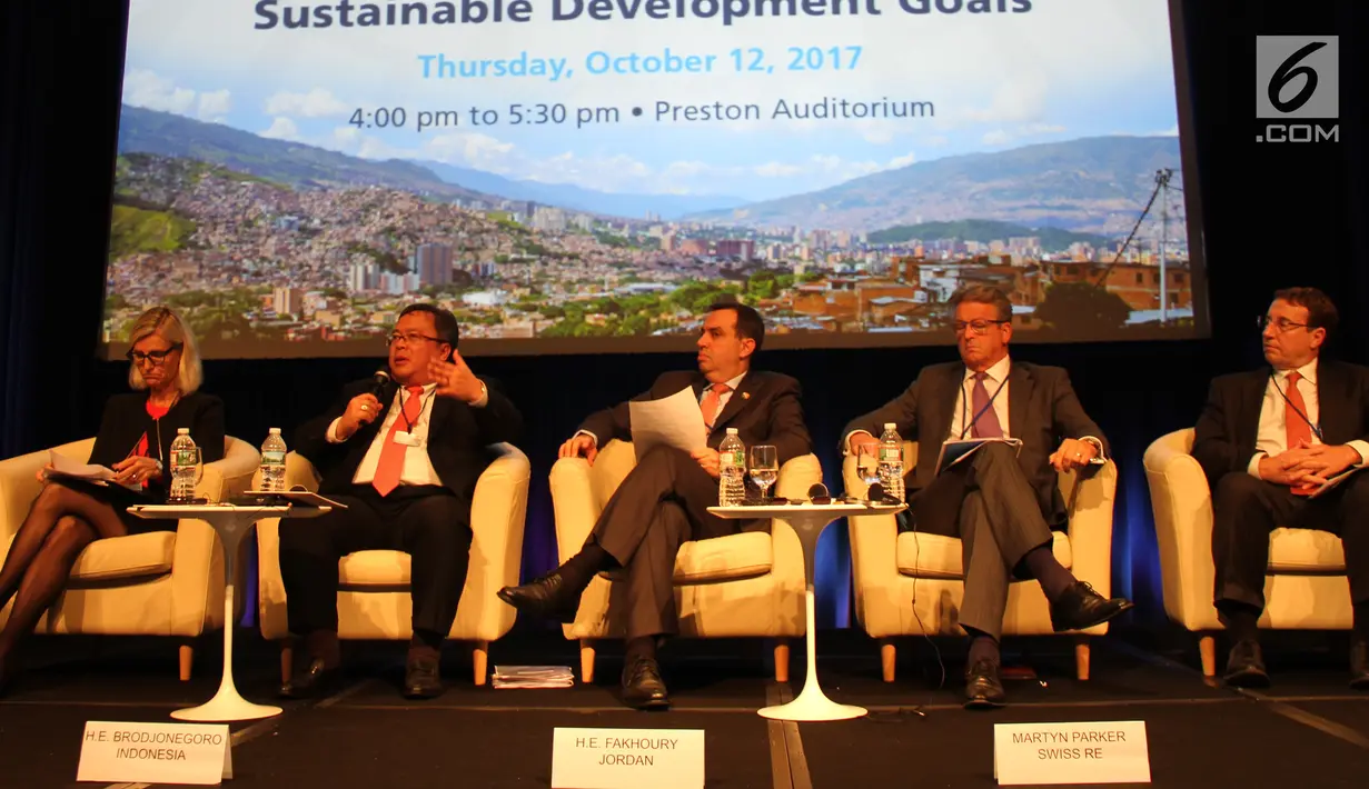Menteri PPN/Kepala Bappenas, Bambang Brodjonegoro (kedua kiri) mengatakan penerapan SDGs menjadi semakin efektif apabila disesuaikan dengan keunikan berbagai negara di World Bank Annual Meeting di Washington DC, Kamis (12/10). (Liputan6.com/Pool/Bappenas)