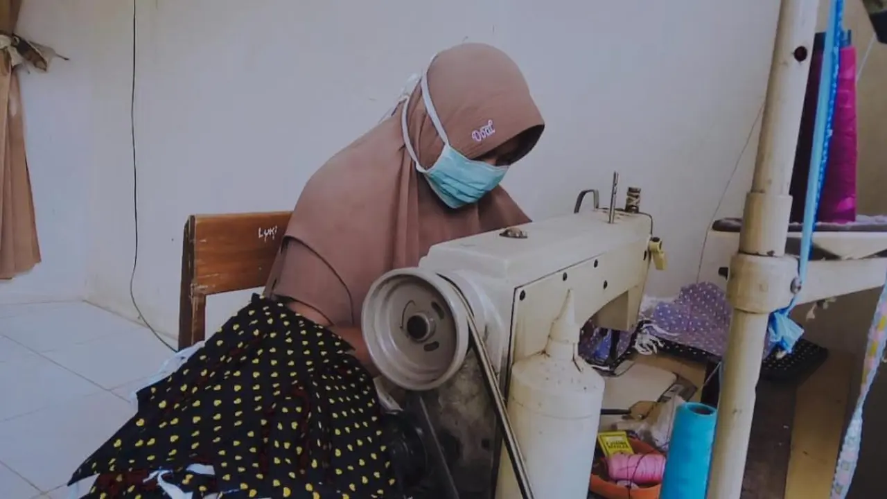 Penjahit di Desa Sumampir, Rembang, Purbalingga, membikin ribuan masker gratis demi menangkal Covid-19. (Foto: Liputan6.com/Dok. Ina Farida)