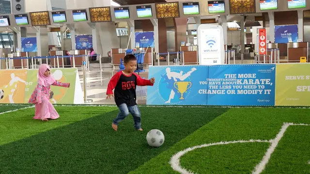 Calon penumpang terlihat asik bermain 'fun games' yang disediakan pengelola Bandara Internasional Soekarno Hatta, di Terminal 3. Perlombaan ini digelar dalam rangka memperingati Hari Kemerdekaan RI, hari jadi Angkasa Pura II serta Asian Games 2018.