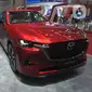 Pengunjung melihat mobil Mazda CX-60 pada pameran otomotif GAIKINDO Indonesia International Auto Show (GIIAS) 2024 di Indonesia Convention Exhibition (ICE) BSD Tangerang, Banten, Jumat (19/7/2024). (merdeka.com/Imam Buhori)