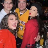 Sementara itu, Raline Shah tampil mengenakan blazer merah dipadukan rok pleated kotak-kotak warna merah. [@ralineshah]