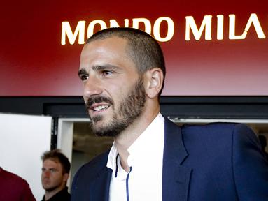 Bek asal Italia, Leonardo Bonucci, saat tiba di Casa Milan, Milan, Jumat (14/7/2017). AC Milan resmi mendatangkan mantan bek Juventus itu dengan harga 36,7 juta poundsterling. (AC Milan)