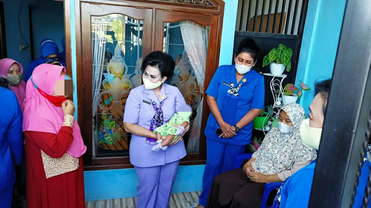 Keluarga anggota TNI awak kapal Nanggala 402 saling menguatkan satu sama lain. (Dian Kurniawan/Liputan6.com)