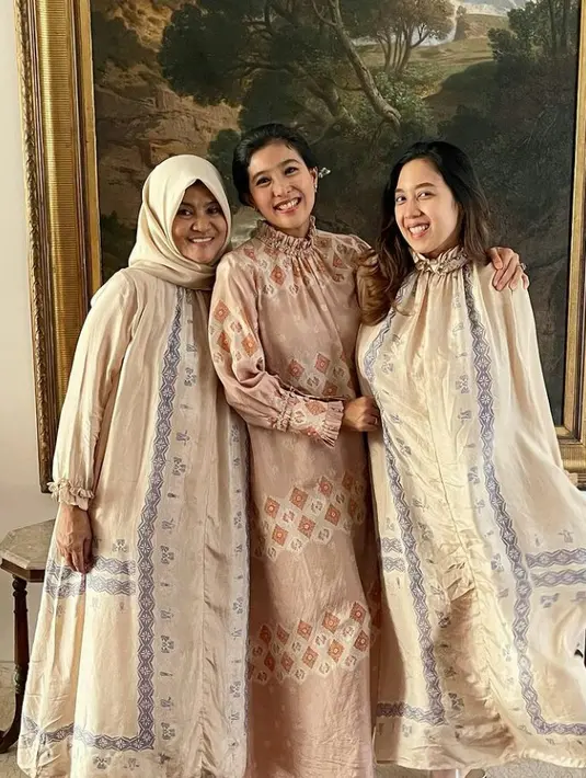 Selain bersama suami, Olivia juga mengunggah fotonya bersama ibu, Tetty Liz Indriati, dan saudara iparnya, bergaun mewah warna nude.(Instagram/oliviazallianty).