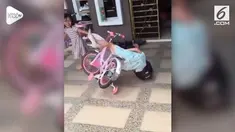 Insiden lucu terjadi saat seorang bocah mengendarai sepeda. Karena mengantuk, bocah itu oleng dan terjatuh dari sepeda.