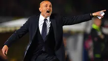 Pelatih Juventus Luciano Spalletti memberikan instruksi kepada para pemainnya pada laga Serie A/Liga Italia antara Lecce vs Juventus di Lecce, Italia Selatan, Sabtu, 9 Mei 2026. (Giovanni Evangelista/LaPresse via AP)