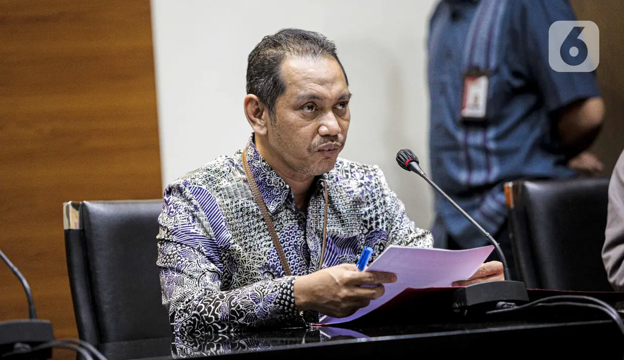 Wakil Ketua KPK Ali Ghufron menyampaikan keterangan terkait penetapan tersangka Kepala KPP Pratama Bantaeng Wawan Ridwan di Gedung KPK, Jakarta, Kamis (11/11/2021). KPK menetapkan Wawan Ridwan sebagai tersangka dugaan korupsi perpajakan di Dirjen Pajak Kemenkeu. (Liputan6.com/Faizal Fanani)