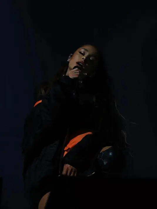 Melansir Ace Showbiz, dilaporkan Ariana dan ibunya sudah kembali dari Manchester menggunakan pesawat jet pribadi. Ketika sampai di bandara pun  Ariana dan Joan dijemput oleh Mac Miller. (Instagram/arianagrande)
