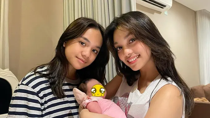 6 Potret Naura Ayu dan Neona Ayu Momong Adik Bungsu, Kompak Banget