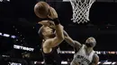 Pemain Houston Rockets, Ryan Anderson (kiri) mencoba melakukan tembakan saat diadang pemain Spurs, Jonathon Simmons pada gim kelima NBA basketball playoff series di San Antonio, (9/5/2017). Spurs menang 110-107. (AP/Eric Gay)