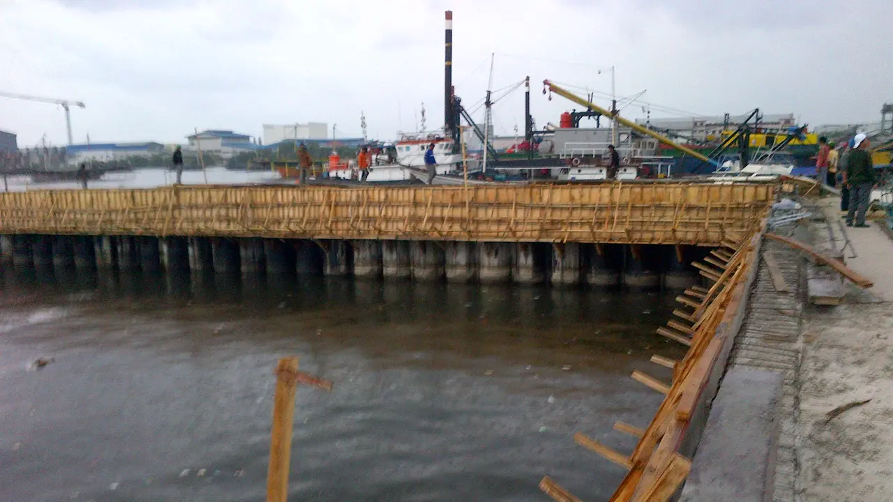 Giant Sea Wall